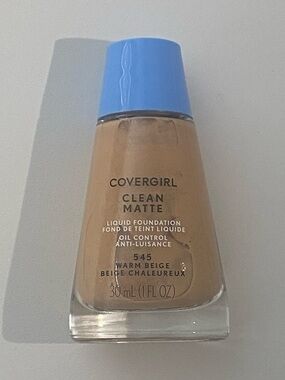 COVERGIRL Clean Matte Liquid Foundation — Warm Beige with Light Blue Cap
